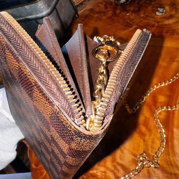 Louis Vuitton
Vintage 2011 Zippy Wallet - Picture 12 of 15